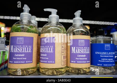 Lviv, Ukraine - 25 mars 2025 : bouteilles de savon parfumé à la lavande par Mario Fissi organisées soigneusement pour l'affichage au détail Banque D'Images