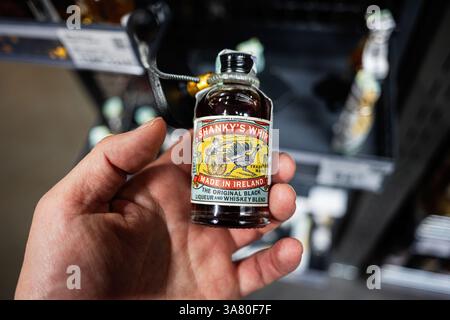 Lviv, Ukraine - 25 mars 2025 : gros plan de la bouteille d'alcool irlandaise Shanky's Whip tenue à la main dans un magasin Banque D'Images