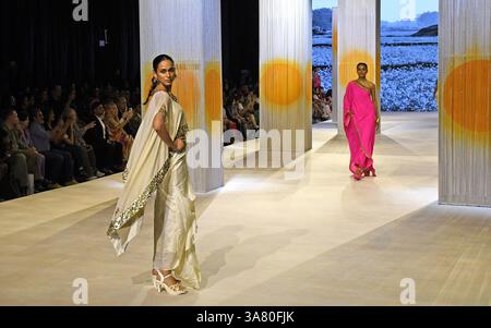Mumbai, Inde. 27 mars 2025. Les modèles présentent la création du designer Nikasha pour Khadi India le deuxième jour de la Lakme Fashion week (LFW) à Mumbai. Crédit : SOPA images Limited/Alamy Live News Banque D'Images