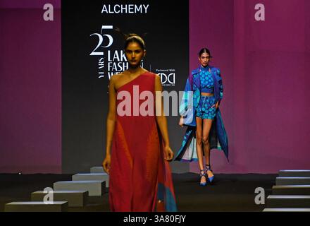 Mumbai, Inde. 27 mars 2025. Les mannequins marchent sur la rampe présentant la création du designer indien Satya Paul le deuxième jour de la Lakme Fashion week (LFW) à Mumbai. Crédit : SOPA images Limited/Alamy Live News Banque D'Images