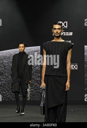 Mumbai, Inde. 27 mars 2025. Les mannequins marchent sur la rampe présentant la création de LineTribe le deuxième jour de la Lakme Fashion week (LFW) à Mumbai. Crédit : SOPA images Limited/Alamy Live News Banque D'Images