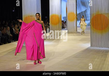 Mumbai, Inde. 27 mars 2025. Les modèles présentent la création du designer Nikasha pour Khadi India le deuxième jour de la Lakme Fashion week (LFW) à Mumbai. Crédit : SOPA images Limited/Alamy Live News Banque D'Images
