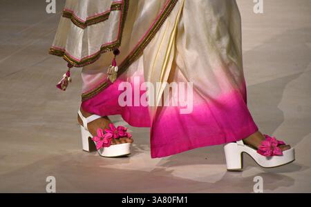 Mumbai, Inde. 27 mars 2025. Un modèle présente la création du designer Nikasha pour Khadi India le deuxième jour de la Lakme Fashion week (LFW) à Mumbai. Crédit : SOPA images Limited/Alamy Live News Banque D'Images