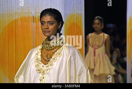 Mumbai, Inde. 27 mars 2025. Un modèle présente la création du designer Nikasha pour Khadi India le deuxième jour de la Lakme Fashion week (LFW) à Mumbai. Crédit : SOPA images Limited/Alamy Live News Banque D'Images