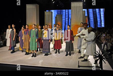 Mumbai, Inde. 27 mars 2025. Les mannequins posent pour une photo portant une création du designer Coek - Khadi India le deuxième jour de la Lakme Fashion week (LFW) à Mumbai. Crédit : SOPA images Limited/Alamy Live News Banque D'Images