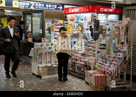 Le kiosque à journaux japonais de la gare vend des magazines, des bonbons, des boissons, des sandwichs, des produits du tabac et d'autres articles utiles pour la personne en déplacement. Banque D'Images