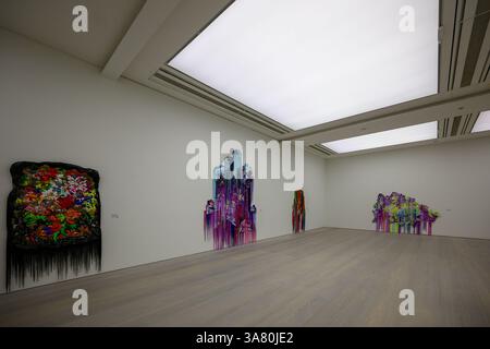 Londres, Royaume-Uni, le 27 mars 2025, Une nouvelle exposition d'Anne von Freyburg intitulée Filthy Cute ouvre à la Saatchi Gallery. Cette exposition personnelle présente de superbes pièces à grande échelle qui mettent en lumière l’approche de von Freyburg, qui réinvente le textile comme médium dans la tradition de la peinture. Du 28 mars au 11 mai, les photos ont été prises à partir de l'aperçu privé., Andrew Lalchan Photography/Alamy Live News Banque D'Images