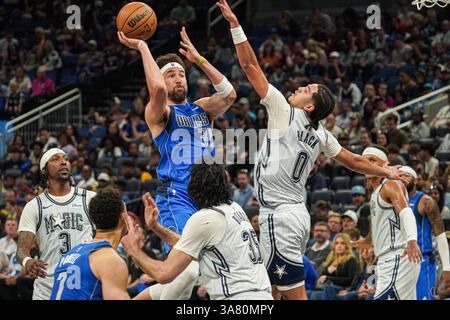 Orlando, Floride, États-Unis, 27 mars 2025, Dallas Mavericks garde Klay Thompson #31 tentative de marquer en première mi-temps au Kia Center. (Crédit photo : Marty Jean-Louis/Alamy Live News Banque D'Images