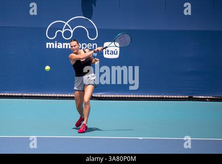 Miami Gardens, Floride 26 mars 2025. Aryna Sabalenka pratique pendant l'Open de Miami 2025. @ Veronica Bruno / Alamy Banque D'Images