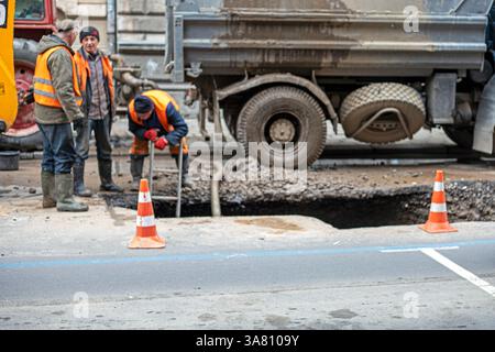 construction et réparation de routes dans la ville un jour de pluie Banque D'Images