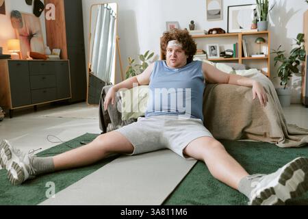 Détente dans une chambre moderne au décor minimaliste Banque D'Images