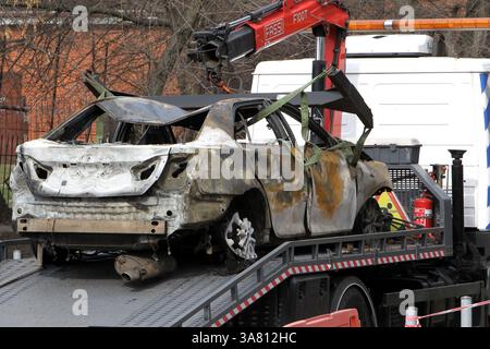 Des travailleurs de l’entreprise municipale “infrastructure de transport de la ville” évacuent des voitures détruites par une attaque de drone russe, Dnipro, Ukraine, le 27 mars 2025 (photo de Dmytro Smolienko/Ukrinform) Banque D'Images