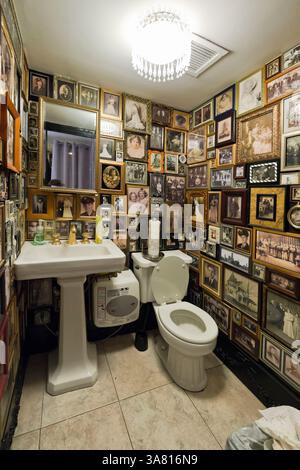 4 mai 2013 - Huntington, New York, États-Unis - dans la salle de bain de la galerie foto foto se trouve l'installation d'art appelée American Family Gallery Project, par l'artiste Jeffry R. Smith, présentée ici lors d'une réception d'ouverture à la galerie de photographie coopérative. Plusieurs des photographies utilisées pour l'installation sont des parents de Smith et des photographes. L'organisme à but non lucratif a une portée communautaire, éducative et internationale et des échanges culturels. (Crédit image : © Ann Parry/ZUMAPRESS.com) Banque D'Images