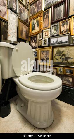 4 mai 2013 - Huntington, New York, États-Unis - dans la salle de bain de la galerie foto foto se trouve l'installation d'art appelée American Family Gallery Project, par l'artiste Jeffry R. Smith, présentée ici lors d'une réception d'ouverture à la galerie de photographie coopérative. Plusieurs des photographies utilisées pour l'installation sont des parents de Smith et des photographes. L'organisme à but non lucratif a une portée communautaire, éducative et internationale et des échanges culturels. (Crédit image : © Ann Parry/ZUMAPRESS.com) Banque D'Images