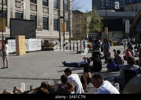 6 mai 2013 - 06.05.2013 - SHEFFIELD, ANGLETERRE - les fans de snooker regardent l'écran de télévision lors de la finale du monde de snooker 2013 à côté du Crucible par une journée ensoleillée. (Crédit image : © Michael Cullen/ZUMAPRESS.com) Banque D'Images