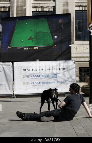 6 mai 2013 - 06.05.2013 - SHEFFIELD, ANGLETERRE - les fans de snooker regardent l'écran de télévision lors de la finale du monde de snooker 2013 à côté du Crucible par une journée ensoleillée. (Crédit image : © Michael Cullen/ZUMAPRESS.com) Banque D'Images