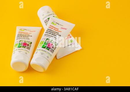 24.03.25 Lviv Ukraine trois tubes de soins capillaires sont soigneusement placés sur une surface jaune vif, présentant leur emballage et soulignant leurs avantages f Banque D'Images