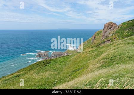 Le phare de Hartland point dans le Devon en Angleterre marque la limite ouest du côté anglais du canal de Bristol avec l'océan Atlantique qui continue jusqu'à la fin de la période Banque D'Images