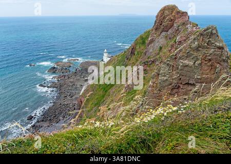 Le phare de Hartland point dans le Devon en Angleterre marque la limite ouest du côté anglais du canal de Bristol avec l'océan Atlantique qui continue jusqu'à la fin de la période Banque D'Images