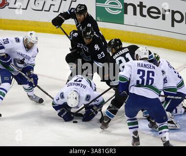 7 mai 2013 - San Jose, CA, États-Unis - Scott Gomez (23) des Sharks de San Jose se bat pour la rondelle contre Dan Hamhuis (2) des Canucks de Vancouver lors de la première période du quatrième match de la Western Conference, au HP Pavilion à San Jose, Californie, le mardi 7 mai 2013. (Crédit image : © Nhat V. Meyer/MCT/ZUMAPRESS.com) Banque D'Images