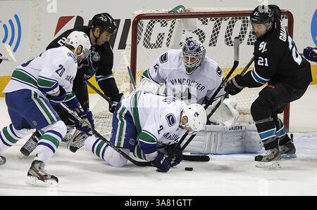7 mai 2013 - San Jose, CA, États-Unis - Dan Hamhuis (2) et Chris Higgins (20) des Canucks de Vancouver travaillent pour garder Scott Gomez, à gauche, et T.J. Galiardi (21) loin de la rondelle devant le gardien de but Cory Schneider dans la première période du match 4 du quart de finale de la Conférence occidentale au Pavillon HP à San Jose, Californie, le mardi 7 mai 2013. (Crédit image : © Aric Crabb/MCT/ZUMAPRESS.com) Banque D'Images