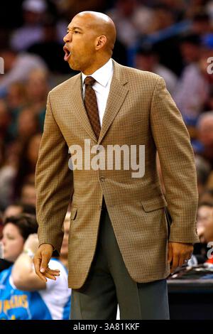 26 février 2013 - Nouvelle-Orléans, Louisiane, États-Unis d'Amérique - 26 février 2013 : l'entraîneur-chef des New Orleans Hornets Monty Williams réagit lors d'un match de basket-ball entre les New Orleans Hornets et les Brooklyn nets à la New Orleans Arena de la Nouvelle-Orléans, LOUISIANE. (Crédit image : © Jonathan Bachman/Cal Sport Media/ZUMAPRESS.com) Banque D'Images