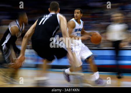 26 février 2013 - Nouvelle-Orléans, Louisiane, États-Unis d'Amérique - 26 février 2013 : Brian Roberts (22 ans), meneur des Hornets de la Nouvelle-Orléans, conduit avec le ballon lors du match de basket-ball NBA entre les Hornets de la Nouvelle-Orléans et les nets de Brooklyn à la New Orleans Arena de LA Nouvelle-Orléans, LOUISIANE. (Crédit image : © Jonathan Bachman/Cal Sport Media/ZUMAPRESS.com) Banque D'Images