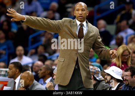 26 février 2013 - Nouvelle-Orléans, Louisiane, États-Unis d'Amérique - 26 février 2013 : l'entraîneur-chef des New Orleans Hornets Monty Williams réagit lors d'un match de basket-ball entre les New Orleans Hornets et les Brooklyn nets à la New Orleans Arena de la Nouvelle-Orléans, LOUISIANE. (Crédit image : © Jonathan Bachman/Cal Sport Media/ZUMAPRESS.com) Banque D'Images
