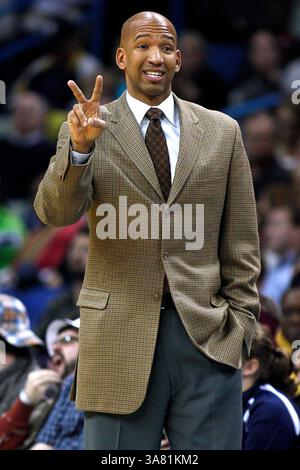 26 février 2013 - Nouvelle-Orléans, Louisiane, États-Unis d'Amérique - 26 février 2013 : l'entraîneur-chef des New Orleans Hornets Monty Williams réagit lors d'un match de basket-ball entre les New Orleans Hornets et les Brooklyn nets à la New Orleans Arena de la Nouvelle-Orléans, LOUISIANE. (Crédit image : © Jonathan Bachman/Cal Sport Media/ZUMAPRESS.com) Banque D'Images