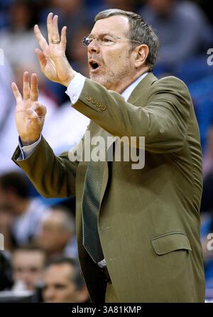 26 février 2013 - Nouvelle-Orléans, Louisiane, États-Unis d'Amérique - 26 février 2013 : l'entraîneur-chef des Brooklyn nets P.J. Carlesimo réagit pendant le match de basket-ball NBA entre les New Orleans Hornets et les Brooklyn nets à la New Orleans Arena de la Nouvelle-Orléans, LOUISIANE. (Crédit image : © Jonathan Bachman/Cal Sport Media/ZUMAPRESS.com) Banque D'Images