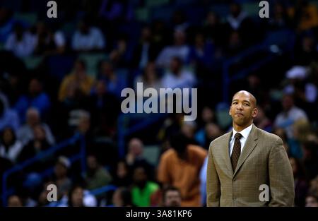 26 février 2013 - Nouvelle-Orléans, Louisiane, États-Unis d'Amérique - 26 février 2013 : l'entraîneur-chef des New Orleans Hornets Monty Williams réagit lors d'un match de basket-ball entre les New Orleans Hornets et les Brooklyn nets à la New Orleans Arena de la Nouvelle-Orléans, LOUISIANE. (Crédit image : © Jonathan Bachman/Cal Sport Media/ZUMAPRESS.com) Banque D'Images