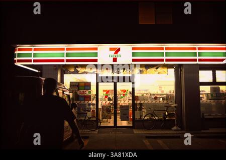 Scène nocturne au Japanese 7-Eleven : homme en approche, Silhouette Banque D'Images