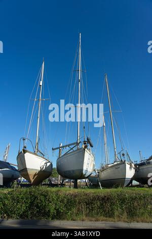 Rye Beach England - 23 juin 2024 - navires debout sur le rivage dans le port de Rye dans l'East Sussex England Banque D'Images