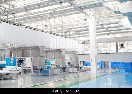 Installation industrielle moderne avec équipement en acier inoxydable Banque D'Images