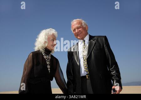 22 janvier 2009 - Santa Monica, Californie, États-Unis - BUZZ ALDRIN (né EDWIN EUGENE ALDRIN, Jr.) C'est un ingénieur, aviateur et astronaute américain qui a été le pilote du module lunaire sur Apollo 11, le premier atterrissage lunaire, et la deuxième personne à poser le pied sur la Lune. Le 20 juillet 1969, Armstrong et Aldrin sont devenus les premiers humains à atterrir sur la Lune, tandis que Collins orbite au-dessus. Photo de Buzz Aldrin et de son épouse LOIS ALDRIN. (Crédit image : © Tom Atwood/ZUMA Press) Banque D'Images