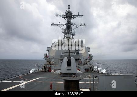 Le destroyer à missiles guidés de classe Arleigh Burke USS Wayne E. Meyer (DDG 108) navigue dans l'océan Pacifique, le 24 mars 2025. Wayne E. Meyer, affecté à Banque D'Images