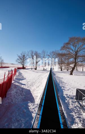 Station de ski supérieure avec filet de sécurité rouge Banque D'Images
