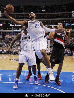 6 février 2013 - Dallas, TX, États-Unis - Vince carter (25 ans), le garde-tireur des Dallas Mavericks, se dirige vers le panier pour un layup contre les Trail Blazers de Portland à Dallas, Texas, le mercredi 6 février 2013. Les Mavericks ont battu les Trail Blazers, 105-99. (Crédit image : © Paul Moseley/MCT/ZUMAPRESS.com) Banque D'Images