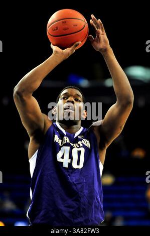 7 février 2013 Los Angeles, CA. L'attaquant Shawn Kemp, Jr. (40) tire le ballon en première mi-temps pendant le match de basket-ball universitaire entre les Huskies de Washington et les Bruins de l'UCLA au Pauley Pavilion à Los Angeles, Californie..les Bruins de l'UCLA battent les Huskies de Washington 59 à 57.Louis Lopez/CSM(Credit image : © Louis Lopez/Cal Sport Media/ZUMAPRESS.com) Banque D'Images