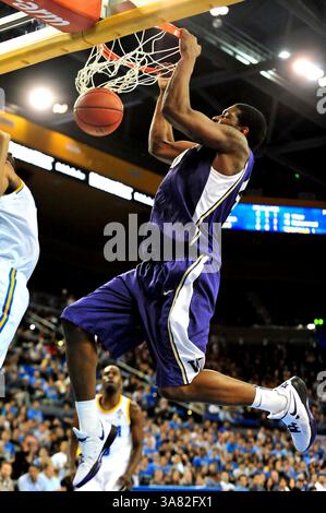 7 février 2013 Los Angeles, CA. Shawn Kemp, Jr. (40), attaquant des Huskies de Washington, junque le ballon en première mi-temps pendant le match de basket-ball universitaire entre les Huskies de Washington et les Bruins de l'UCLA au Pavillon Pauley à Los Angeles, Californie. Louis Lopez/CSM(crédit image : © Louis Lopez/Cal Sport Media/ZUMAPRESS.com) Banque D'Images