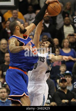 8 février 2013 - Minneapolis, Minnesota, États-Unis - Tyson Chandler, à gauche, des Knicks de New York, bloque le tir de Ricky Rubio des Timberwolves du Minnesota dans les dernières secondes du match au Target Center de Minneapolis, Minnesota, le vendredi 8 février 2013. New York remporte une victoire de 100-94. (Crédit image : © Bruce Bisping/MCT/ZUMAPRESS.com) Banque D'Images