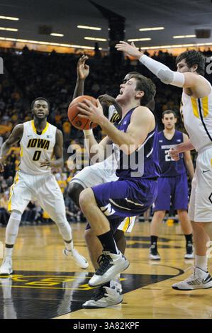 9 février 2013 - Iowa City, IA, États-Unis - 9 février 2013 : Dave Sobelewski (3) de Northwestern est entouré par les défenseurs de l'Iowa lors du match de basket Big 10 entre Northwestern et l'Université de l'Iowa à Carver Hawkeye Arena dans Iowa City. Iowa Won, 71-57.(image crédit : © Keith Gillett/Cal Sport Media/ZUMAPRESS.com) Banque D'Images