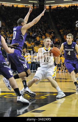 9 février 2013 - Iowa City, IA, États-Unis - 9 février 2013 : Mike Gesell (10 ans) de l'Iowa passe sous le panier lors du match de basket Big 10 entre Northwestern et l'Université de l'Iowa au Carver Hawkeye Arena à Iowa City. L'Iowa a gagné 71-57.(image crédit : © Keith Gillett/Cal Sport Media/ZUMAPRESS.com) Banque D'Images