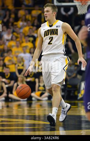 9 février 2013 - Iowa City, IA, États-Unis - 9 février 2013 : Josh Ogelsby (2) de l'Iowa vu lors du match de basket Big 10 entre Northwestern et l'Université de l'Iowa à Carver Hawkeye Arena dans Iowa City. L'Iowa a gagné 71-57.(image crédit : © Keith Gillett/Cal Sport Media/ZUMAPRESS.com) Banque D'Images