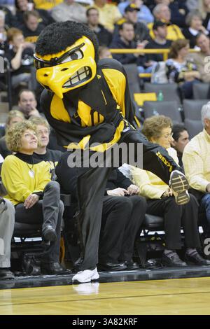 9 février 2013 - Iowa City, IA, États-Unis - 9 février 2013 : la mascotte de l'Iowa Herky vue pendant le match de basket-ball Big 10 entre Northwestern et l'Université de l'Iowa à Carver Hawkeye Arena à Iowa City. L'Iowa a gagné 71-57.(image crédit : © Keith Gillett/Cal Sport Media/ZUMAPRESS.com) Banque D'Images