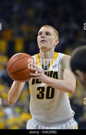 9 février 2013 - Iowa City, IA, États-Unis - 9 février 2013 : Aaron White (30) de l'Iowa vu lors du match de basket-ball Big 10 entre Northwestern et l'Université de l'Iowa à Carver Hawkeye Arena à Iowa City. L'Iowa a gagné 71-57.(image crédit : © Keith Gillett/Cal Sport Media/ZUMAPRESS.com) Banque D'Images