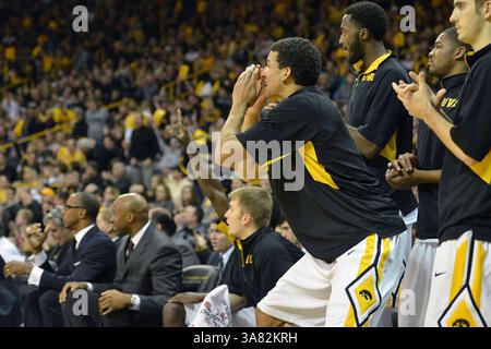 9 février 2013 - Iowa City, IA, États-Unis - 9 février 2013 : le banc de l'Iowa réagit à un panier à trois points de l'Iowa lors du match de basket-ball Big 10 entre Northwestern et l'Université de l'Iowa au Carver Hawkeye Arena à Iowa City. L'Iowa a gagné 71-57.(image crédit : © Keith Gillett/Cal Sport Media/ZUMAPRESS.com) Banque D'Images