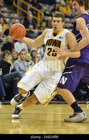 9 février 2013 - Iowa City, IA, États-Unis - 9 février 2013 : Eric May (25) de l'Iowa vu lors du match de basket Big 10 entre Northwestern et l'Université de l'Iowa au Carver Hawkeye Arena à Iowa City. L'Iowa a gagné 71-57.(image crédit : © Keith Gillett/Cal Sport Media/ZUMAPRESS.com) Banque D'Images