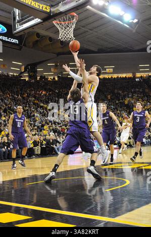 9 février 2013 - Iowa City, IA, États-Unis - 9 février 2013 : Zach McCabe (15 ans) de l'Iowa, vu lors du match de basket Big 10 entre Northwestern et l'Université de l'Iowa à Carver Hawkeye Arena à Iowa City. L'Iowa a gagné 71-57.(image crédit : © Keith Gillett/Cal Sport Media/ZUMAPRESS.com) Banque D'Images