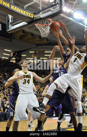 9 février 2013 - Iowa City, IA, États-Unis - 9 février 2013 : les joueurs se battent pour un rebond sous le panier de l'Iowa lors du match de basket Big 10 entre Northwestern et l'Université de l'Iowa au Carver Hawkeye Arena à Iowa City. L'Iowa a gagné 71-57.(image crédit : © Keith Gillett/Cal Sport Media/ZUMAPRESS.com) Banque D'Images